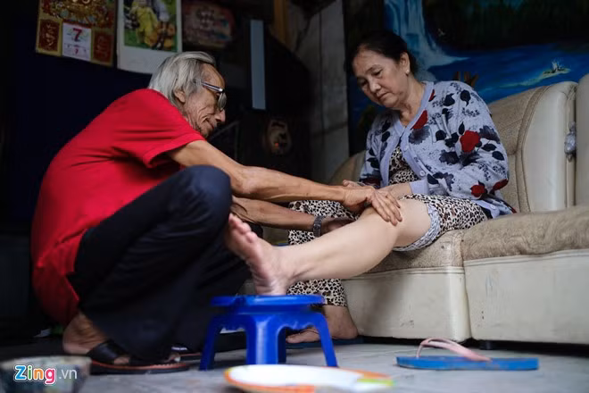 Ngoài đam mê hội họa, để kiếm thêm thu nhập ông còn làm cả xoa bóp và chữa trật tay chân, khớp.