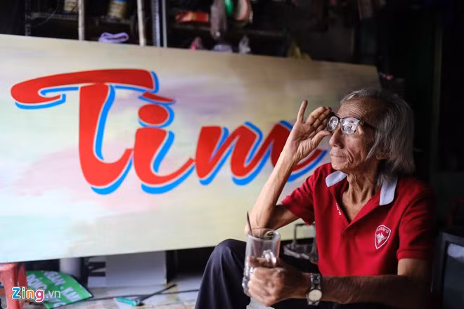 "Tôi yêu cái nghề này vì đam mê và tâm huyết. Tôi luôn đặt trọn tâm tình cho từng tác phẩm, dù nhỏ hay lớn", ông lão nói.