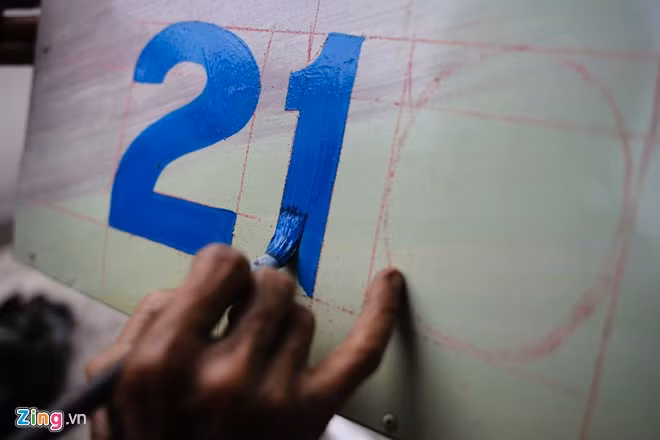 Dưới bàn tay khéo léo, ông tỉ mỉ trong từng nét vẽ.