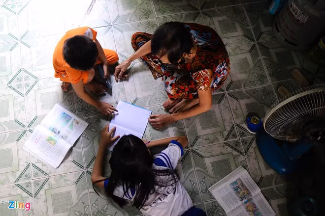 Hàng ngày, bà Nguyễn Thị Nhàn (vợ ông Minh) lo công việc nội trợ và vui cùng 2 cháu nhỏ (bé Thế Danh 4 tuổi và bé Thu Nguyệt 9 tuổi).