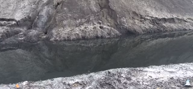 Thứ nước thải mà theo người bảo vệ nơi đây cho biết là ăn mòn cả kim loại