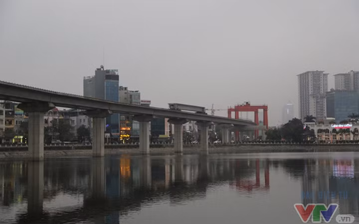 Dự án sẽ chuyển sang giai đoạn thi công ray tàu và chuẩn bị công tác lắp ráp thiết bị nhà ga, đoàn tàu (Ảnh: Dân trí)