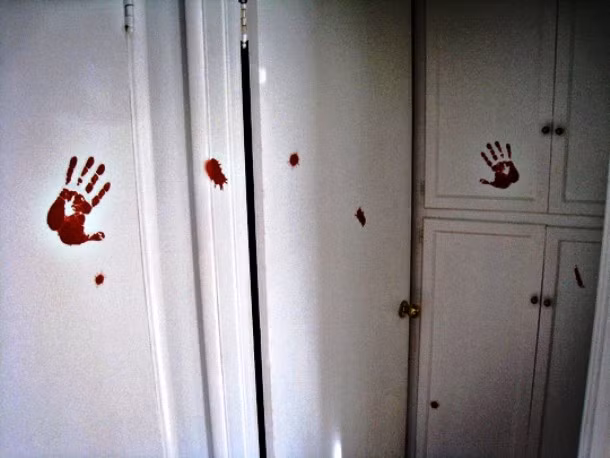 Bàn tay máu cũng là một trong những ý tưởng được nhiều người ưa thích khi muốn Halloween đáng sợ hơn. (Nguồn List 25)