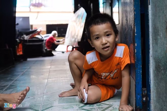 Ông Minh có 9 anh em nhưng mỗi người một nơi. Hiện ông sống cùng vợ, con trai và 2 cháu.