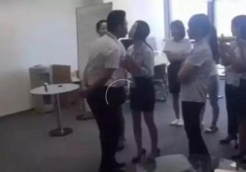 Nhan vien nu phai xep hang cho sep hon moi ngay