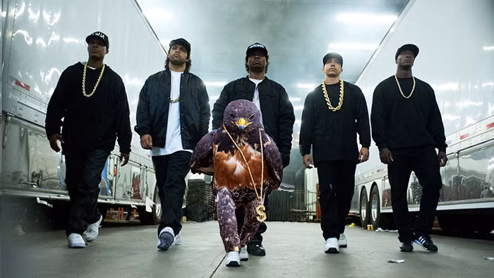 Tuy vậy, tất cả các bức ảnh chế của chú diều hâu này dù có hài hước và độc lạ đến đâu, trông chú ta vẫn cực ngầu. (Nguồn Bored Panda)