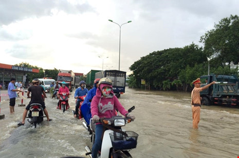 Lũ ngập nặng tràn qua quốc lộ 1. Lũ ngập nặng tràn qua quốc lộ 1.
