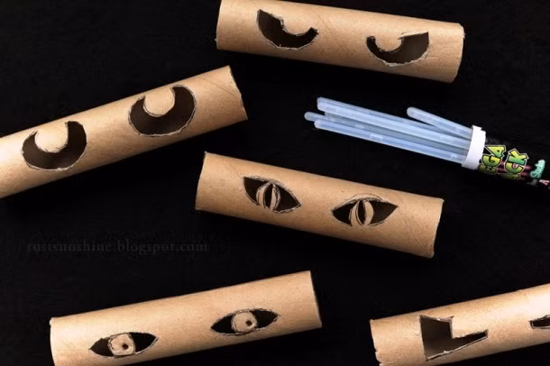 Đơn giản nhưng vẫn khiến nhiều người sợ chết khiếp. Bạn chỉ cần lõi giấy và những que phát sáng cùng một chút xíu thời gian cắt khoét sáng tạo là sẽ có ngay những đôi mắt phát sáng dọa người trong đêm Halloween. (Nguồn List 25)