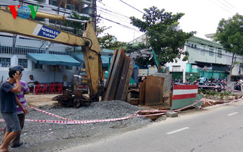 Da Nang Trai khoay dao duong giua mua mua gay buc xuc