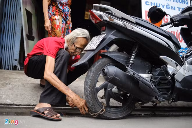 Căn hộ nơi ông ở có diện tích khoảng 30 m2. Mỗi khi có khách đến, ông thường khóa xe cẩn thận cho họ trước khi trò chuyện.