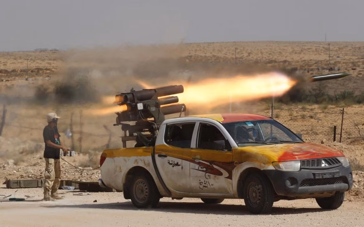 Các loại xe jeep và xe bán tải được trang bị súng máy, súng phóng lựu và pháo không giật là loại xe chiến đấu phổ biến nhất ở Cận Đông. Đáng lưu ý, là nhiều nhà sản xuất ôtô ngay từ đầu đã giới thiệu cho các khách hàng tiềm năng các sản phẩm của mình có gắn các giá lắp vũ khí và những chỗ để cất giữ đạn duợc. Ảnh: Xe bán tải của Mitsubishi được gắn bệ phóng rocket. Nguồn ảnh: Hisham Nazam