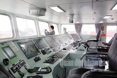 Buồng điều khiển của tàu được tích hợp hệ thống thông tin, dẫn đường hiện đại.