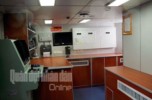 Phòng thông tin nằm ở ngay sát phía sau buồng điều khiển và ở bên mạn phải của tàu.