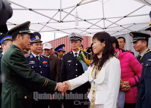 Đón tàu và thủy thủ cùng đoàn công tác ngày 10/11/2016 có đại diện Sở Ngoại vụ Hải Phòng, Bộ Tư lệnh Cảnh sát biển, Vùng Cảnh sát biển 1, Cục Đối ngoại-Bộ Quốc phòng, Bộ Chỉ huy quân sự thành phố Hải Phòng, đại diện Đại sứ quán Trung Quốc tại Việt Nam.