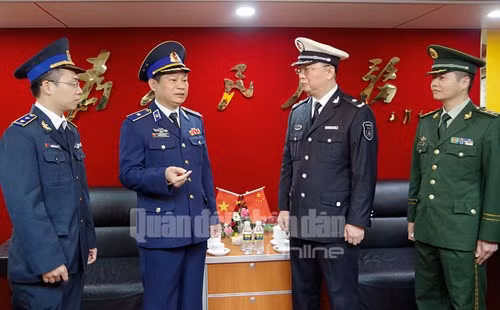 Thiếu tướng Nguyễn Văn Sơn, Phó tư lệnh Bộ tư lệnh Cảnh sát biển Việt Nam chủ trì đón tiếp.