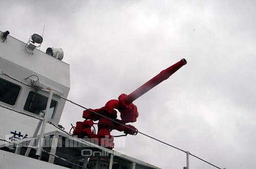 Trang bị trên tàu có súng phun nước.