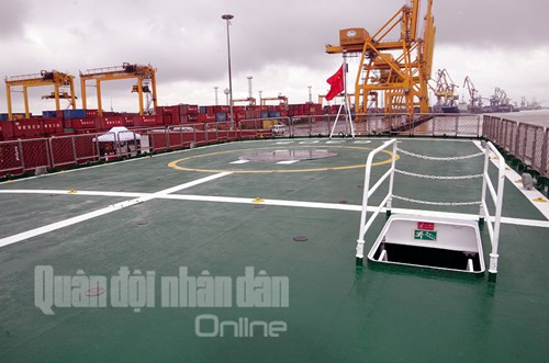 Tàu có sân đỗ trực thăng.