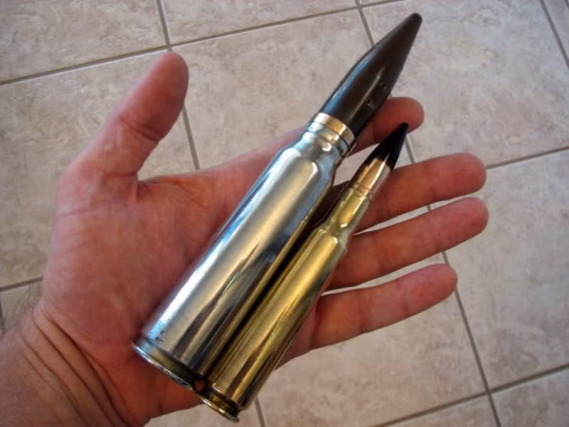 Chuyên gia quân sự Aleksei Leonov nói với báo “Izvestia”: “Hiện nay việc phát triển súng trường bắn tỉa có cỡ đạn 23 mm có vị trí quan trọng trong hệ thống vũ khí bộ binh của nhiều nước. Những khẩu súng này nặng hơn so với các “súng bắn tỉa” tiêu chuẩn 12,7 mm đang có trong biên chế. Nhưng về tầm bắn thì không thua kém pháo cỡ nhỏ lắp trên xe bọc thép chở quân BTR và xe chiến đấu bộ binh BMP, song chính xác hơn pháo nhiều. Năng lượng của đầu đạn súng bắn tỉa này cho phép bắn xuyên qua vỏ thép xe chiến đấu, các công sự dã chiến, đó là chưa nói đến sinh lực. Thực chất những khẩu súng bắn tỉa này chiếm ưu thế so với các loại súng bắn tỉa khác trên bãi chiến trường”. Nguồn ảnh: Survivalist