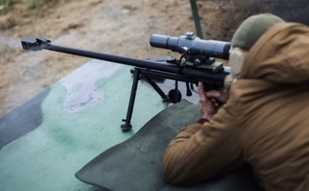 Theo Izvestia, Bộ Quốc phòng Nga có kế hoạch trang bị cho chiến sĩ bắn tỉa của các lữ đoàn bộ binh cơ giới và xe tăng, súng bắn tỉa có một không hai cỡ đạn lớn. Mẫu vũ khí này có khả năng chỉ bằng một phát đạn 23 mm bắn trúng mục tiêu loại khỏi vòng chiến đấu xe tăng địch, tiêu diệt xe bọc thép chiến đấu và chở quân, cũng như loại bỏ các khẩu đội súng cối, tên lửa chống tăng có điều khiển và tên lửa phòng không vác vai. Nguồn ảnh: Myslo.ru