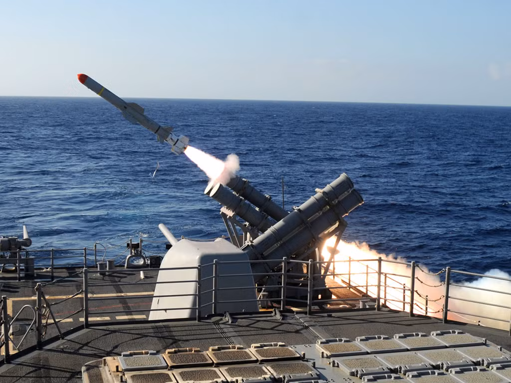 Theo Cơ quan Hợp tác An ninh - Quốc phòng Mỹ (DSCA), chính quyền Mỹ đã chấp nhận bán cho chính phủ Thái Lan các tên lửa chống hạm RGM-84L Harpoon Block II. Các nguồn tin cho hay, Bangkok đã đề nghị Mỹ cung cấp 5 tên lửa RGM-84L Harpoon Block II cùng một đạn huấn luyện RTM-84L Harpoon Block II. Nguồn ảnh: Wikipedia