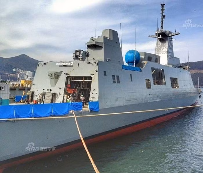 Tàu hộ vệ tên lửa tàng hình DW3000 là lớp tàu chiến mới và hiện đại nhất của Hải quân Hoàng gia Thái Lan. Chiếc đầu tiên mang tên "Tha Chine" (471) đã được Hàn Quốc chuyển giao kỹ thuật cho Hải quân Hoàng gia Thái Lan vào tháng 1/2017. Lớp tàu có lượng giãn nước toàn tải khoảng 3.650 tấn, dài 122,5m, rộng 14,4m, tốc độ tối đa 30 hải lý/h. Nguồn ảnh: Thaimilitary
