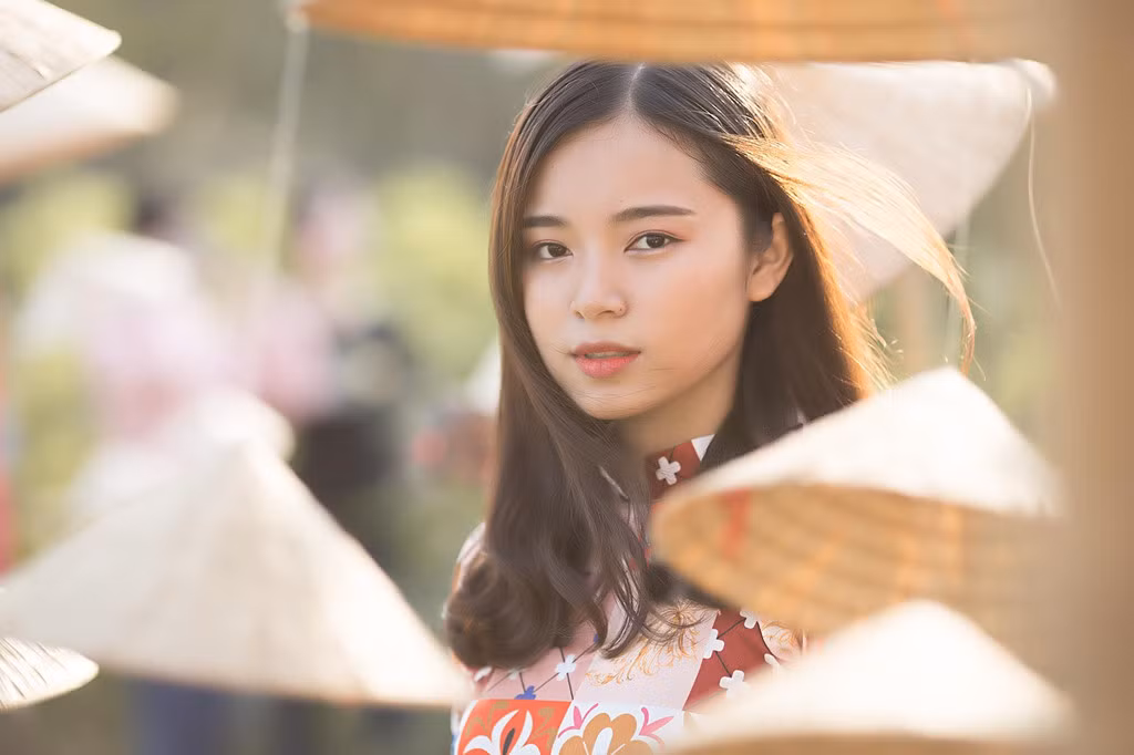 Các nàng tuổi Dậu: Bản tình ôn hòa, vui vẻ, nhiệt tình nên họ chính là những nữ thần trong mắt các chàng trai. Khi yêu họ luôn khiến cho các chàng trai cảm thấy vô cùng dễ chịu và thoải mái khi ở bên mình.