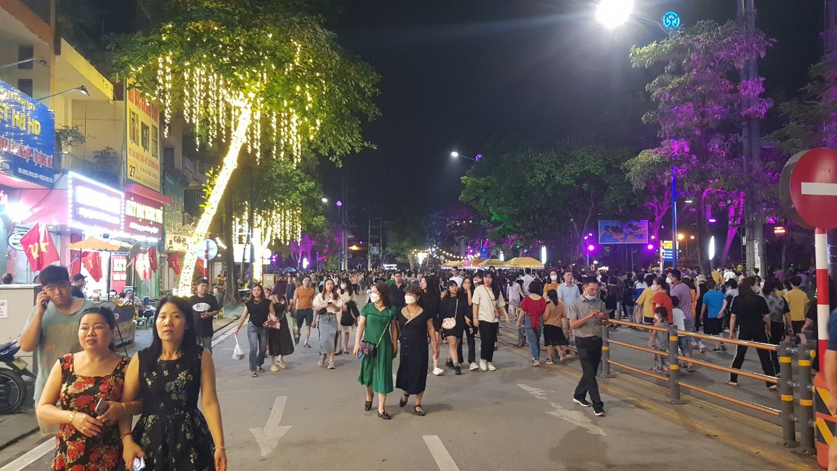 Ai cũng muốn được trải nghiệm phố đi bộ, chợ đêm Bạch Đằng trong ngày đầu khai mạc.
