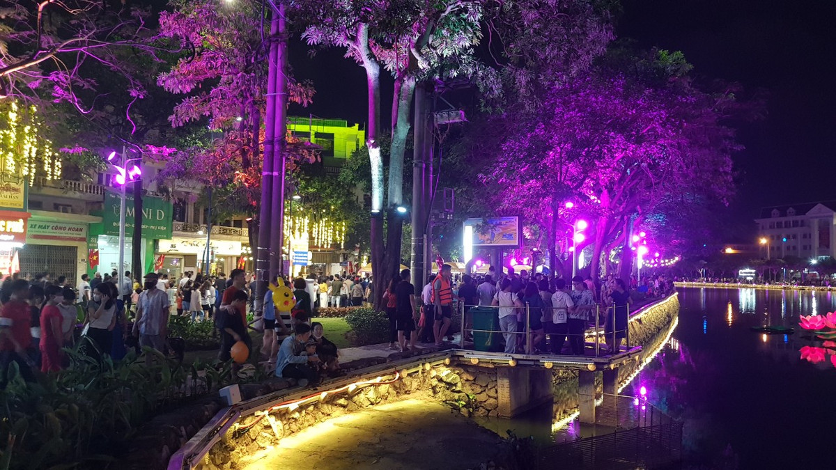 Tại khu vực sông Sặt là màn trình chiếu ánh sáng nghệ thuật bằng đèn LED, siêu LED nhiều màu sắc, tạo không gian rực rỡ. Ngoài ra trên mặt sông đã được lắp dựng các cụm hoa sen thắp sáng bằng ánh đèn, tạo điểm nhấn giữa lòng sông.