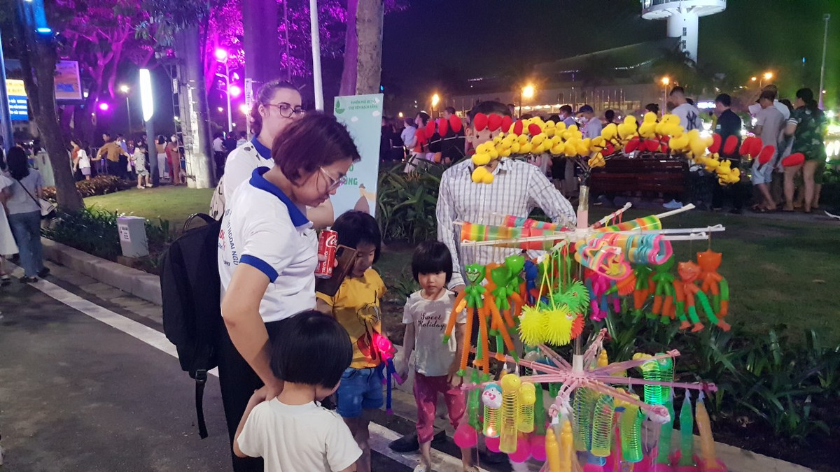 Những em nhỏ thích các đồ chơi được bày bán trên phố đi bộ.