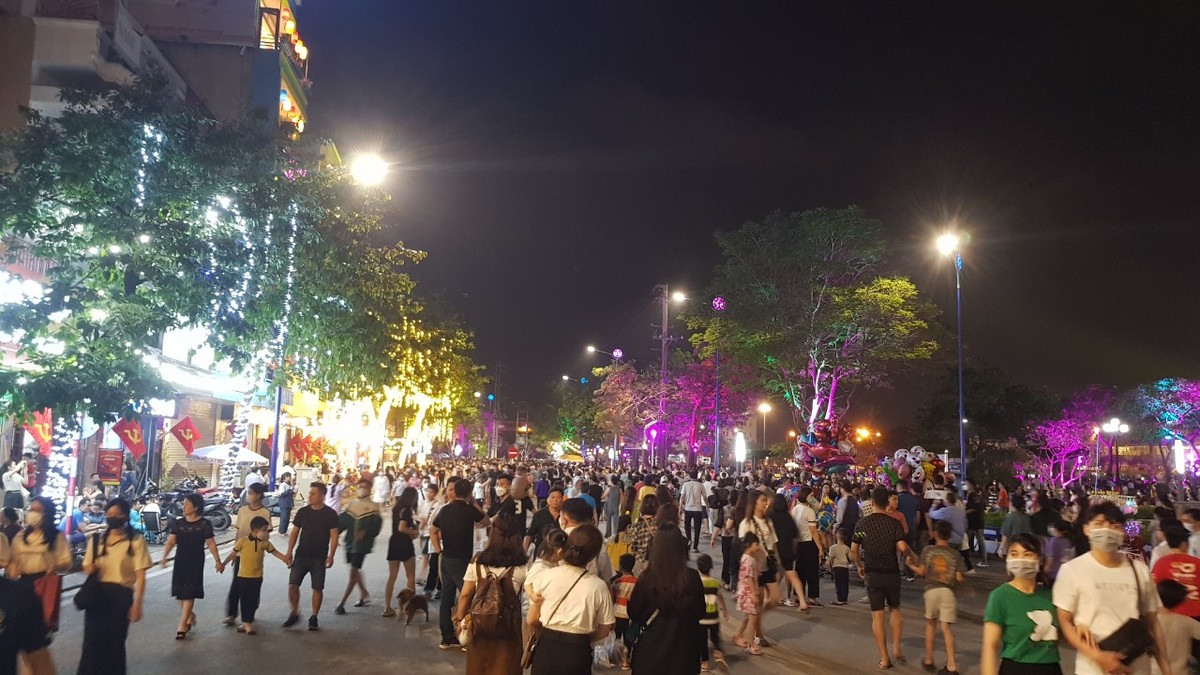 Ước tính khoảng vạn người đến tuyến phố đi bộ trong đêm khai mạc.