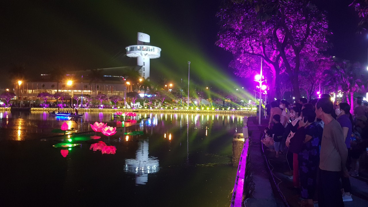 Ngay trong tối khai mạc phố đi bộ, chợ đêm Bạch Đằng cùng với chương trình nghệ thuật đặc sắc tại sân khẩu Quảng trường Thống Nhất, nhiều hoạt động văn hóa dân gian diễn ra khắp các tuyến phố đi bộ như viết thư pháp, nặn tò he, các hoạt động trải nghiệm nghề truyền thống, trò chơi dân gian, ca nhạc, dân vũ, khiêu vũ, giao lưu các nhóm nhạc, nhóm nhảy hiện đại, ghép đôi, múa lân sư rồng, hát chèo trên sông, điểm đọc sách …