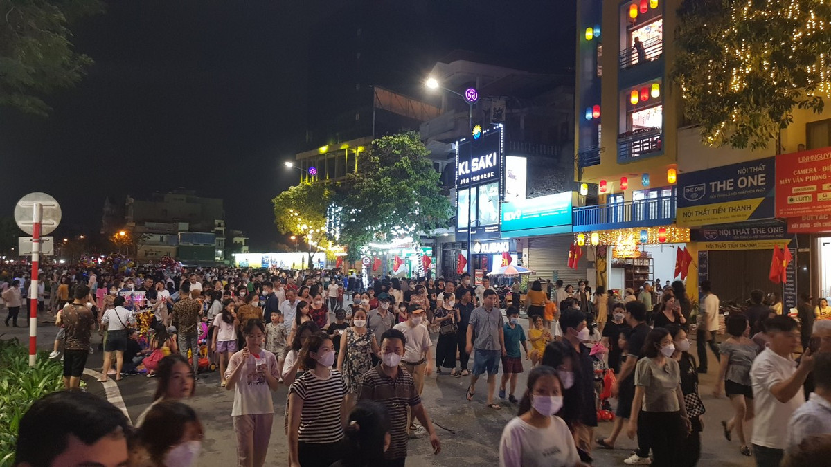 Tuyến phố đi bộ, chợ đêm Bạch Đằng thường xuyên tổ chức các hoạt động văn hoá, nghệ thuật đặc sắc. Hằng tháng, tại sân khấu Quảng trường Thống Nhất sẽ tổ chức 2 buổi biểu diễn nghệ thuật với quy mô lớn.