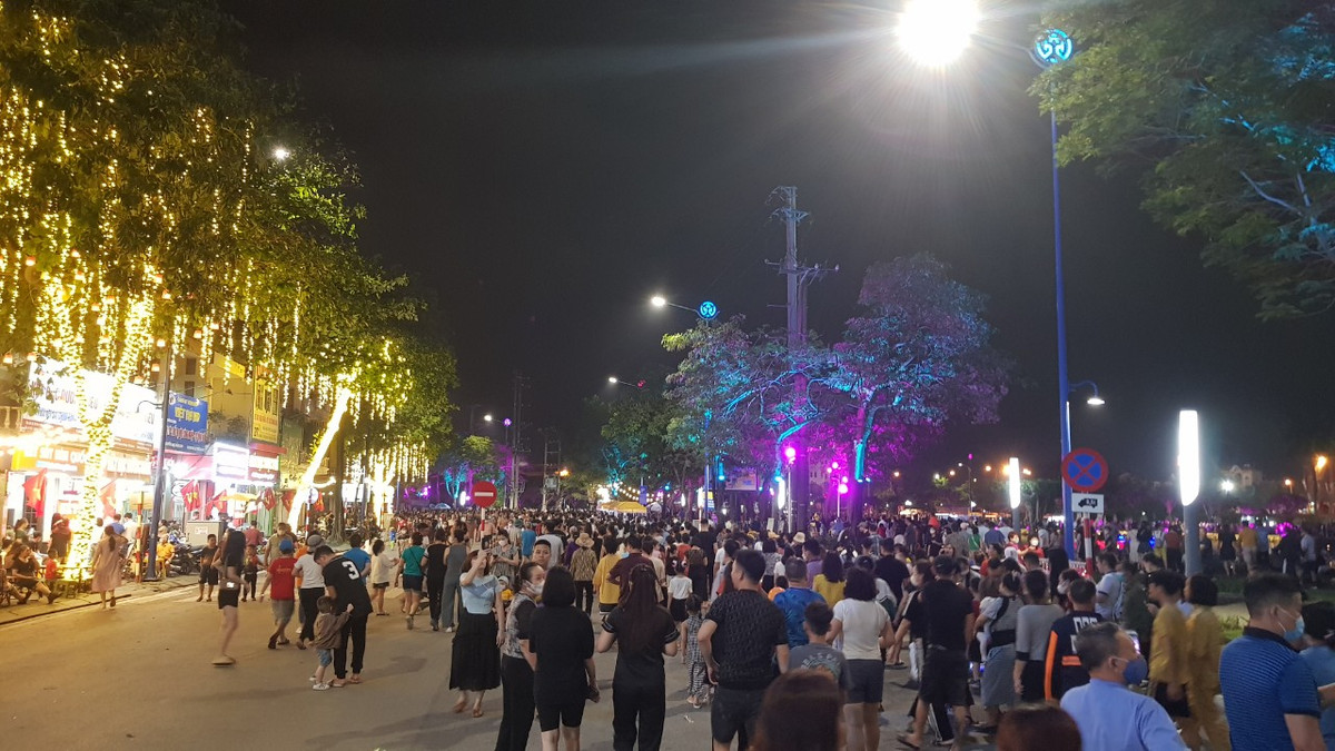 Đường Bạch Đằng dòng người như nêm cối.