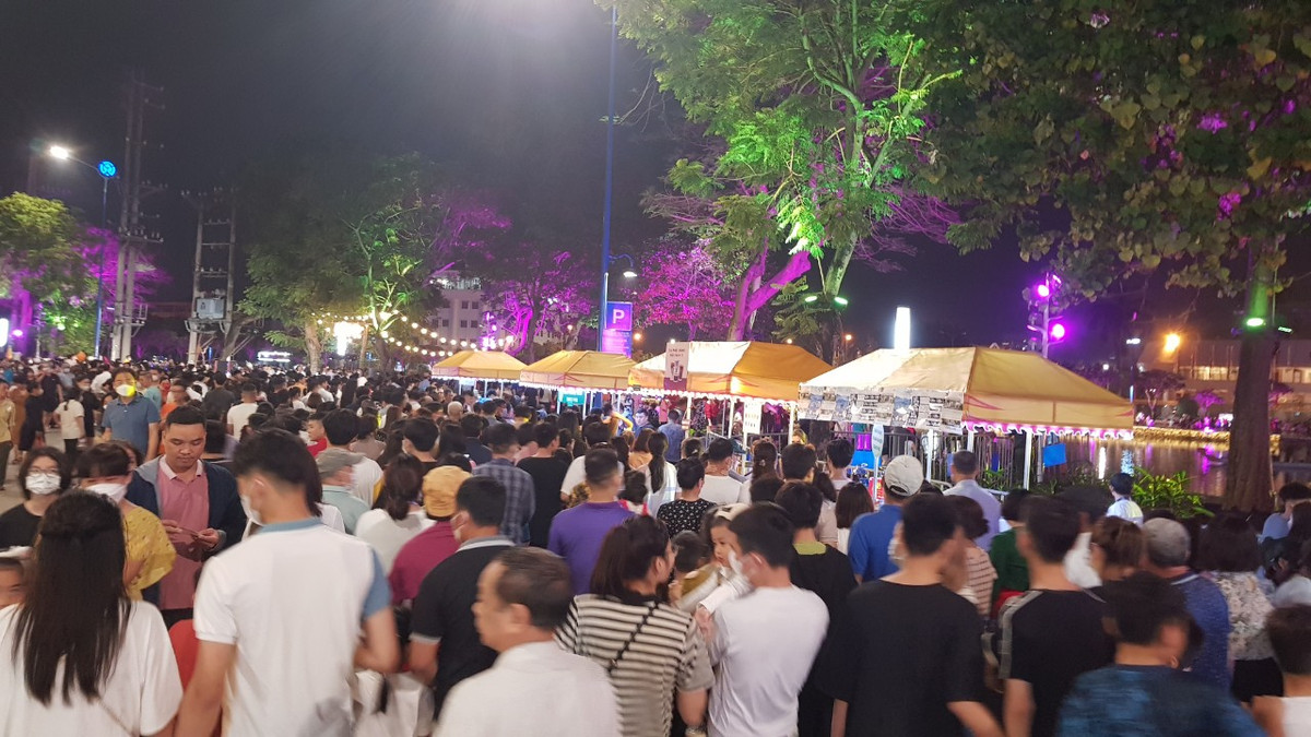 Các gian hàng thu hút khách.