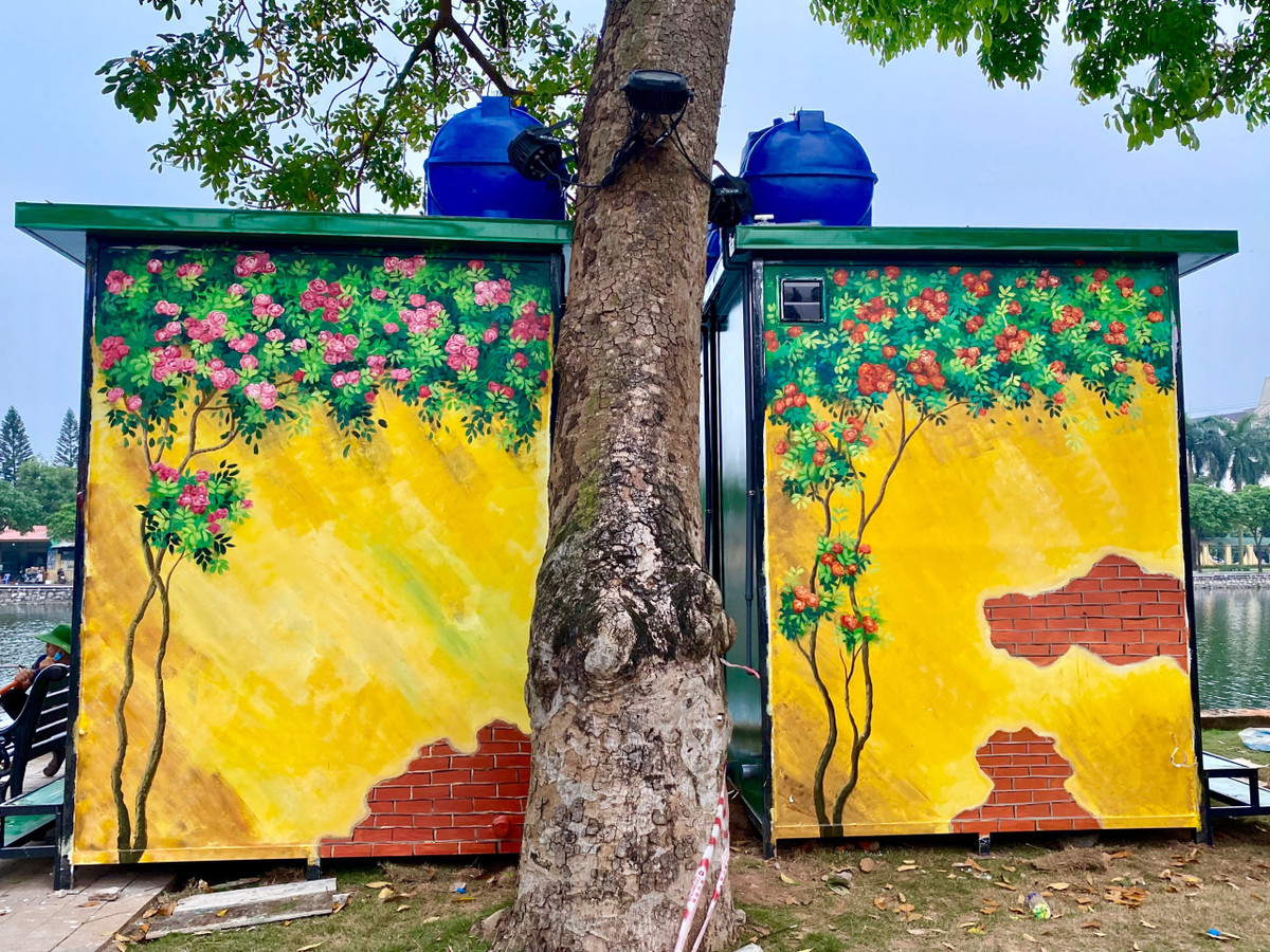 Nhà vệ sinh phố đi bộ Bạch Đằng sau khi được trang trí.