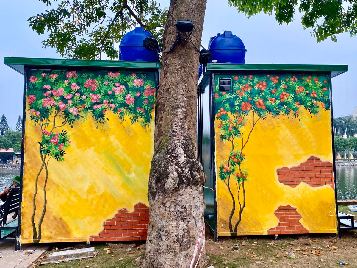 Nhà vệ sinh phố đi bộ Bạch Đằng sau khi được trang trí.