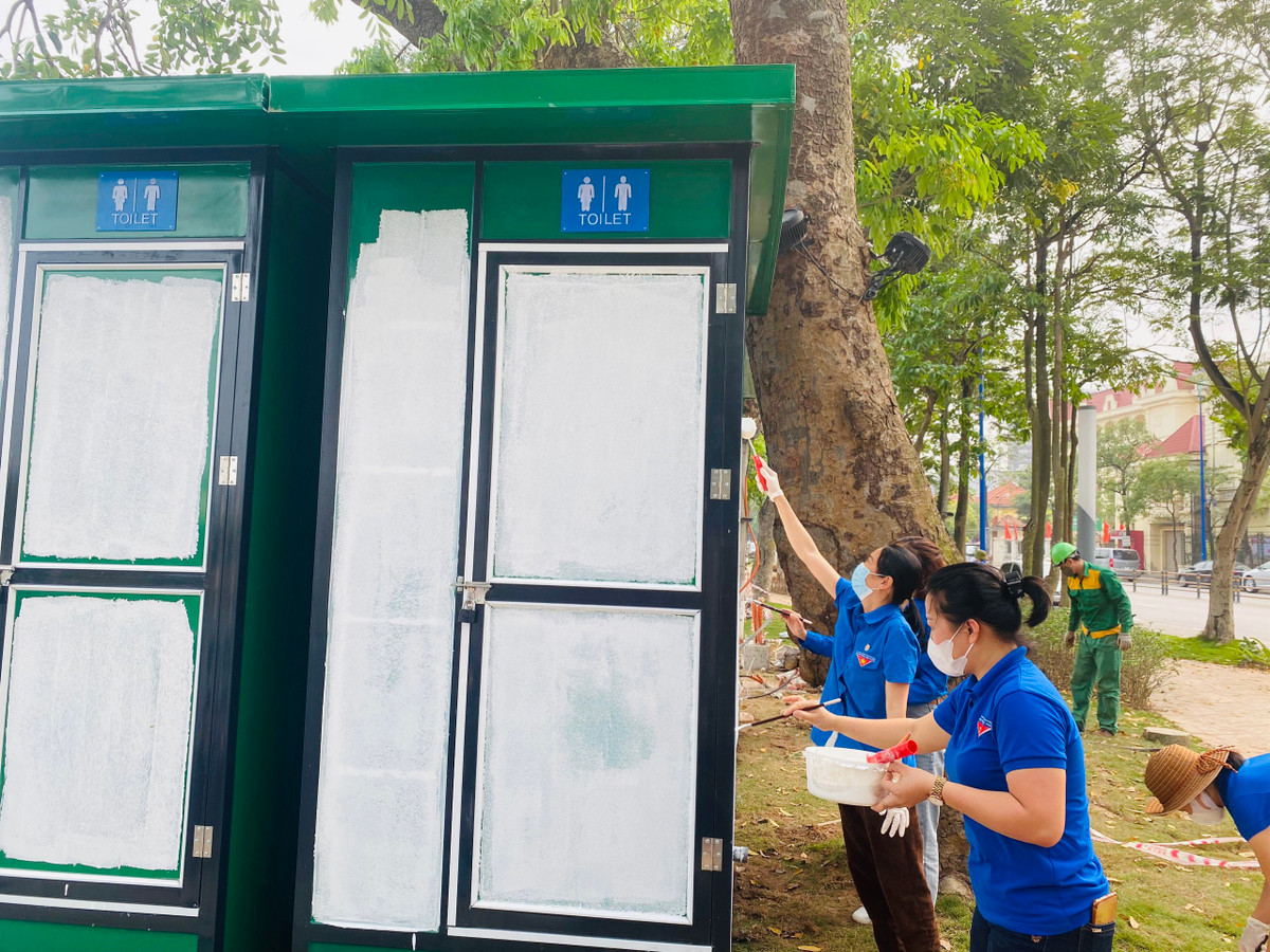 Nhà vệ sinh khi chưa phủ bích họa.