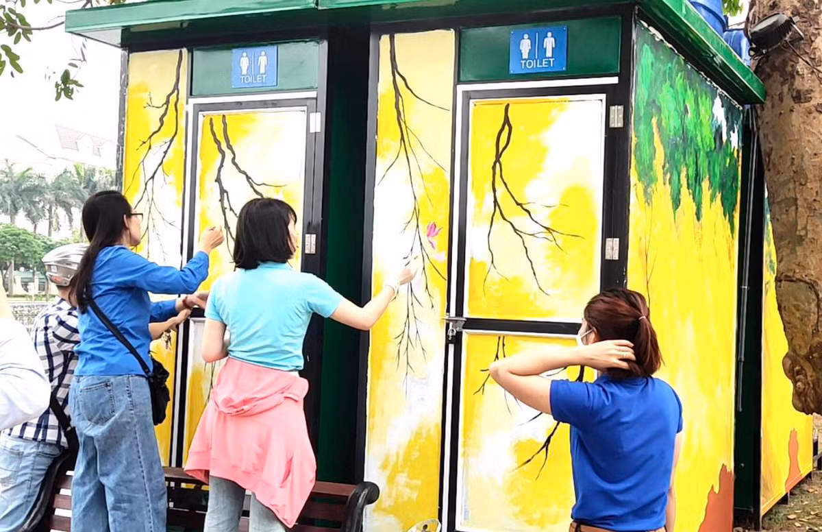 Để tạo nên điểm nhấn cho nhà vệ sinh công cộng tại phố đi bộ, chợ đêm Bạch Đằng, những ngày qua, Thành đoàn Hải Dương đã huy động hàng chục đoàn viên là các giáo viên có năng khiếu mỹ thuật thực hiện công trình thanh niên vẽ trang trí các nhà vệ sinh công cộng tại tuyến phố đi bộ - chợ đêm Bạch Đằng. 