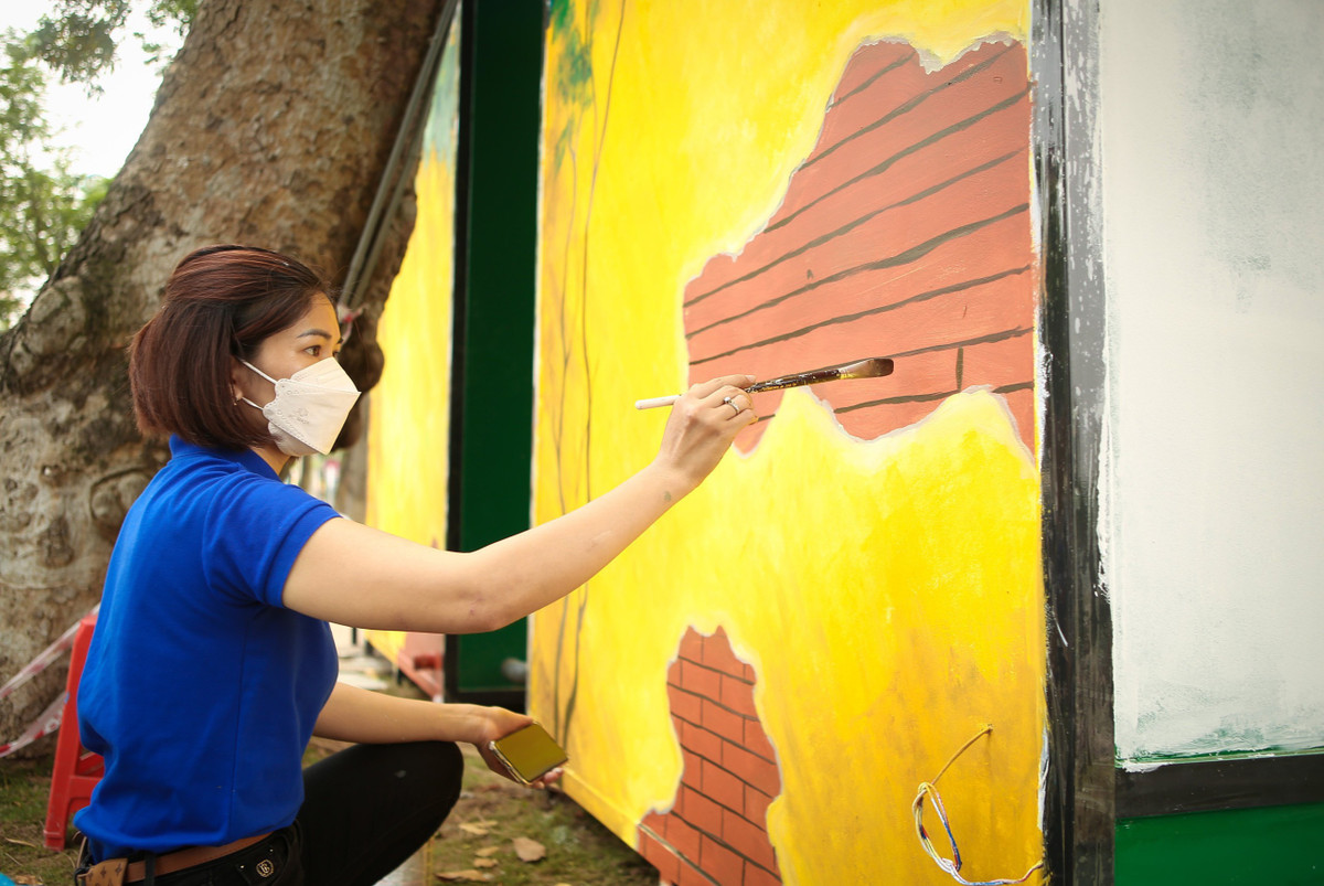 Những bức tường nhà vệ sinh được phủ lên bằng những tác phẩm tranh nghệ thuật.