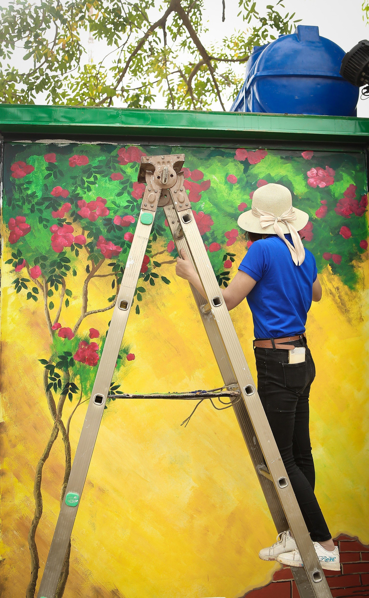 Những bức bích họa tạo nên điểm nhấn nhà vệ sinh công cộng phố đi bộ Bạch Đằng.