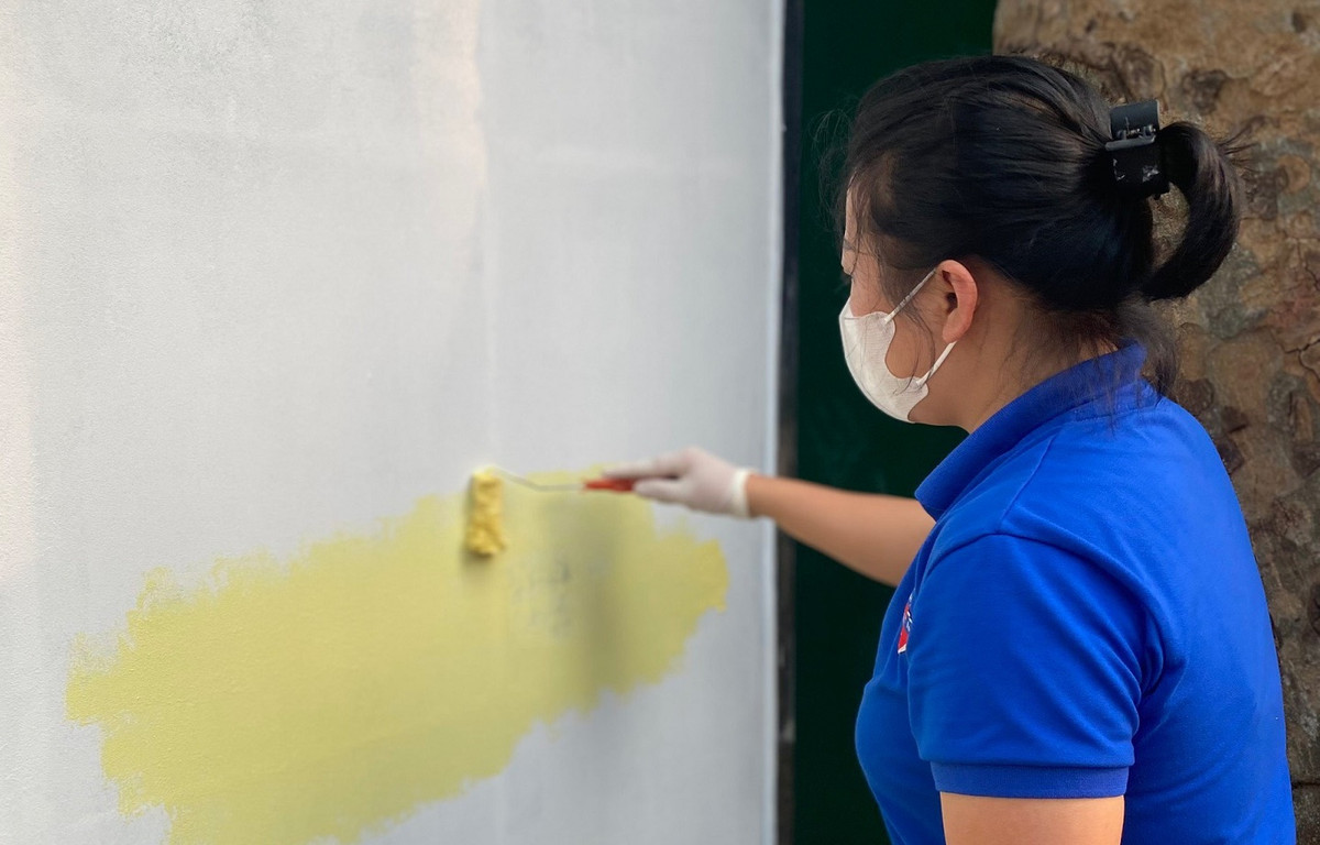 Bằng sự khéo léo, tỉ mỉ, sáng tạo, các đoàn viên đã vẽ tranh, trang trí trên tường các bốt vệ sinh hình ảnh các loài hoa tạo hình ảnh sống động. 