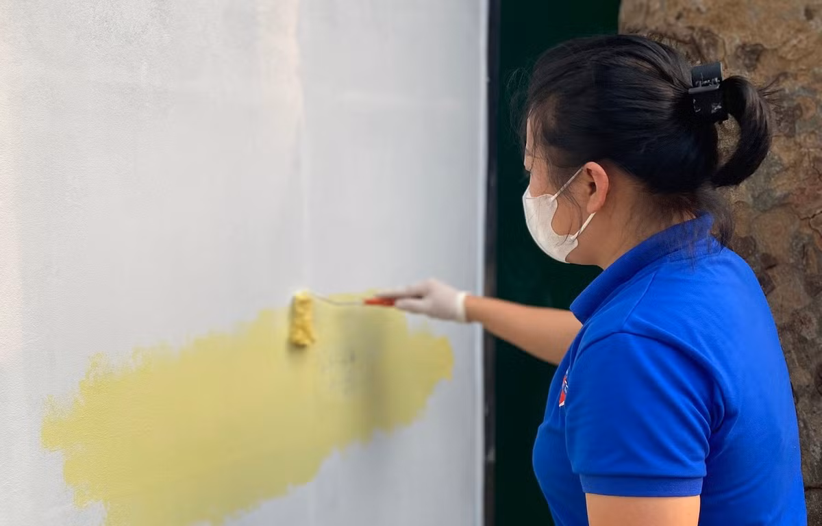 Bằng sự khéo léo, tỉ mỉ, sáng tạo, các đoàn viên đã vẽ tranh, trang trí trên tường các bốt vệ sinh hình ảnh các loài hoa tạo hình ảnh sống động. 