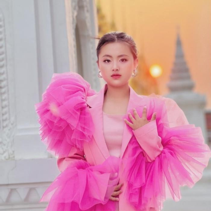 Thời gian gần đây, Mua Thị Dua càng được biết đến nhiều hơn sau khi chính thức kí hợp đồng làm người mẫu độc quyền với "bà chúa thị phi" Hoàng Hường. Sau quyết định này của mình, Mua Thị Dua dường như "lột xác", từ một cô bé mộc mạc với hoàn cảnh còn khó khăn, cô bé được tận hưởng cuộc sống giàu sang, đầy đủ, được dùng hàng hiệu, điện thoại đắt tiền.