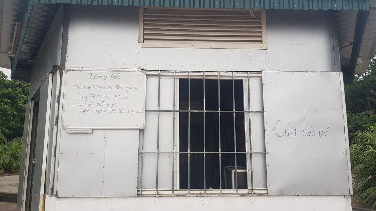 Dịch vụ thuyền thiên nga được thông báo hoạt động trở lại từ 11/4, giá vé 50.000đồng/giờ gồm 2 người lớn và 1 trẻ em. Đến sáng 16/4 thì xảy ra vụ tai nạn trên. 