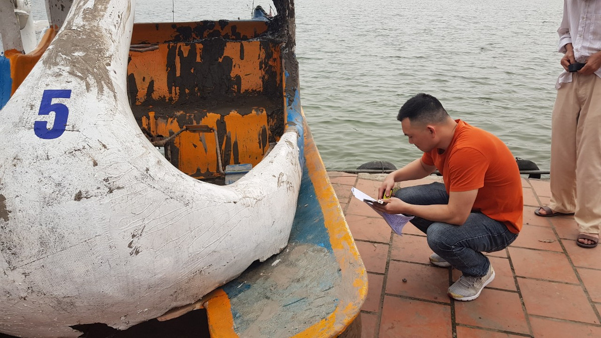 Lực lượng chức năng đang kiểm tra chiếc thuyền gặp nạn.