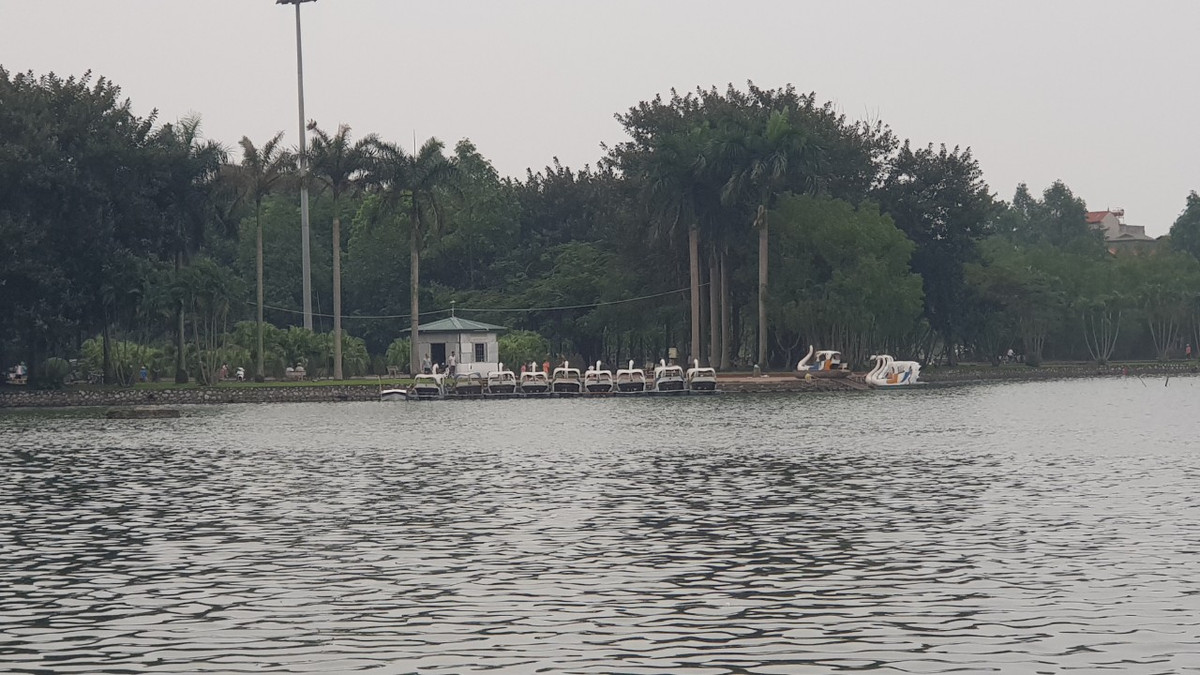 Đến khoảng 10h40 sáng cùng ngày, chị H cùng anh Đ và cháu Tr được đưa lên bờ. Quá trình di chuyển từ vị trí gặp nạn lên bờ, cháu Tr được sơ cứu. Tuy nhiên, dù được đưa vào Bệnh viện Đa khoa Hoà Bình (TP Hải Dương) cấp cứu nhưng cháu Tr đã không qua khỏi. 