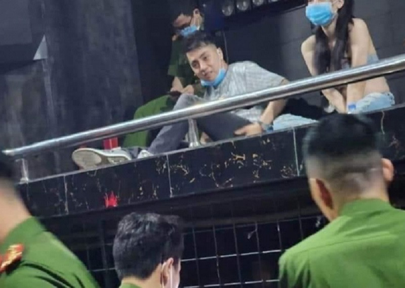 Hải Dương: Bắt quả tang DJ Thái Hoàng tàng trữ ma túy tại Ruby Club 18 Hai Duong: Bat qua tang DJ Thai Hoang tang tru ma tuy tai Ruby Club 18