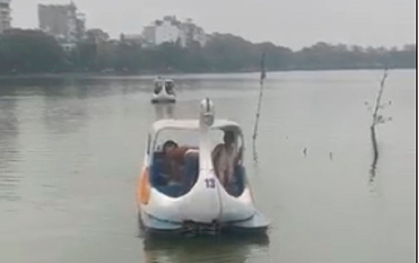 Khi cách bến thuyền khoảng 40m, chiếc thuyền thiên nga bất ngờ bị chìm. Theo ông Đức, khi phát hiện vụ việc, người quản lý bến thuyền đã nhảy xuống bơi ra cứu hộ. 