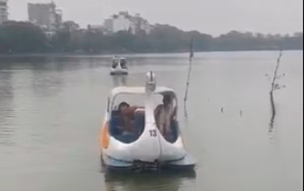 Khi cách bến thuyền khoảng 40m, chiếc thuyền thiên nga bất ngờ bị chìm. Theo ông Đức, khi phát hiện vụ việc, người quản lý bến thuyền đã nhảy xuống bơi ra cứu hộ. 