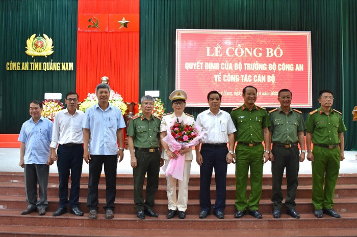 Các đại biểu chụp hình lưu niệm cùng Thượng tá Võ Thị Trinh, tân Phó Giám đốc Công an tỉnh Quảng Nam.